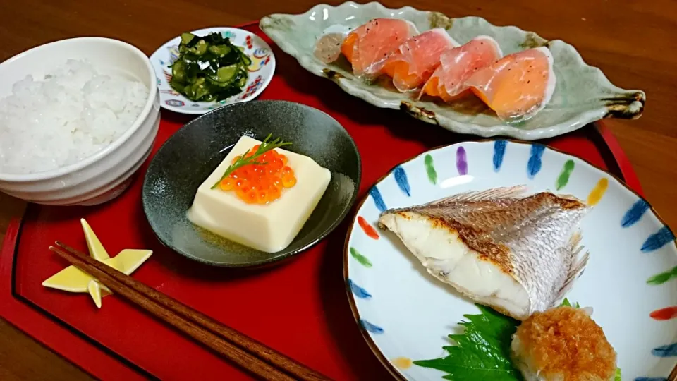 夜ご飯🍚鯛塩焼き、玉子豆腐、胡瓜わかめ酢の物、生ハム柿|アンジェさん