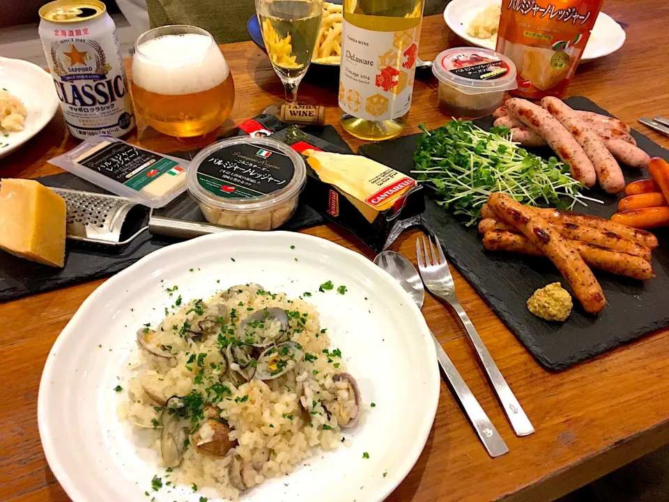 Snapdishの料理写真:あさりと牡蠣のリゾット、ウィンナー盛り合わせ🍷🍻✨|なかじー。さん