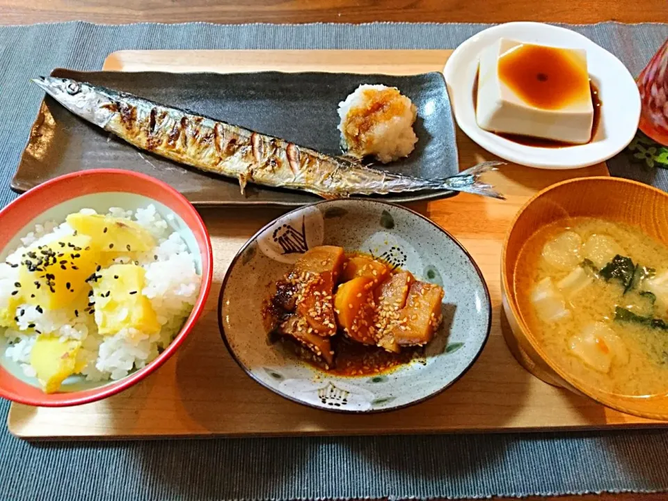 Snapdishの料理写真:秋刀魚の塩焼き、さつまいもご飯、じゃがいものコチュジャン煮、金胡麻豆腐、味噌汁|おむすびさん