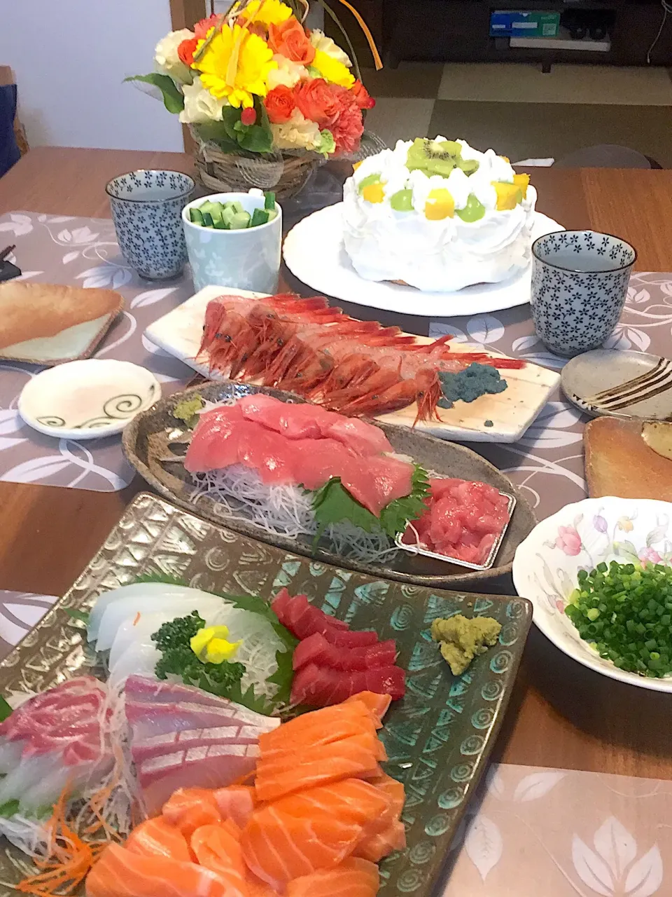 Snapdishの料理写真:朝ごはん
味噌漬けシャケ、挽肉ネギ入り卵、サニーレタス、茹でキャベツ、パプリカ、大根とごぼうと揚げの味噌汁、白米、クランベリーキウイ添えヨーグルト|かよちゃんさん