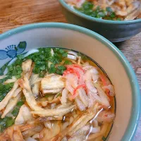 休日のお昼ごはん
・ごぼう天  
・玉ねぎと紅生姜のかき揚げ
・細うどん