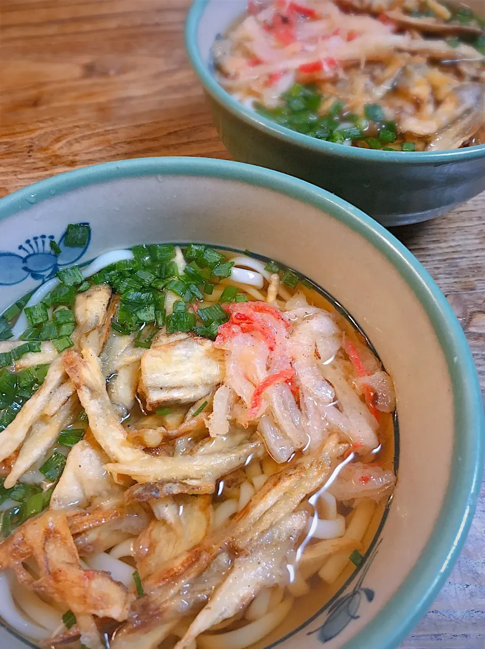 休日のお昼ごはん
・ごぼう天  
・玉ねぎと紅生姜のかき揚げ
・細うどん|akiさん