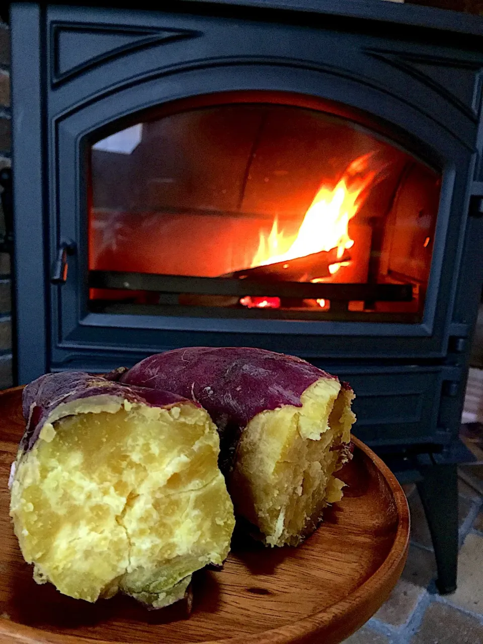 Snapdishの料理写真:薪ストーブで焼き芋🍠🔥🔥

#薪ストーブ料理|ぽっちゃんさん