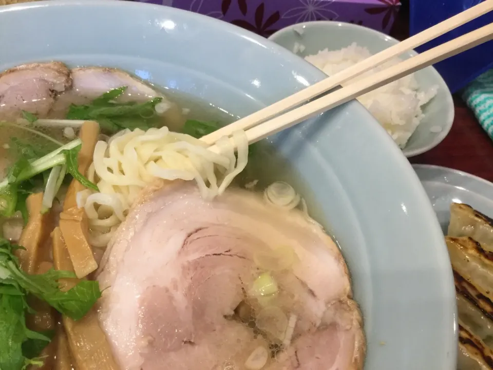 今日のお昼は国道17号沿いで以前から気になっていた佐野ラーメンのお店で麺ズ倶楽部活動。佐野チャーシューらーめんと餃子&半ライス。

#佐野らーめん 
#佐野らーめん湧|kayak-gohanさん