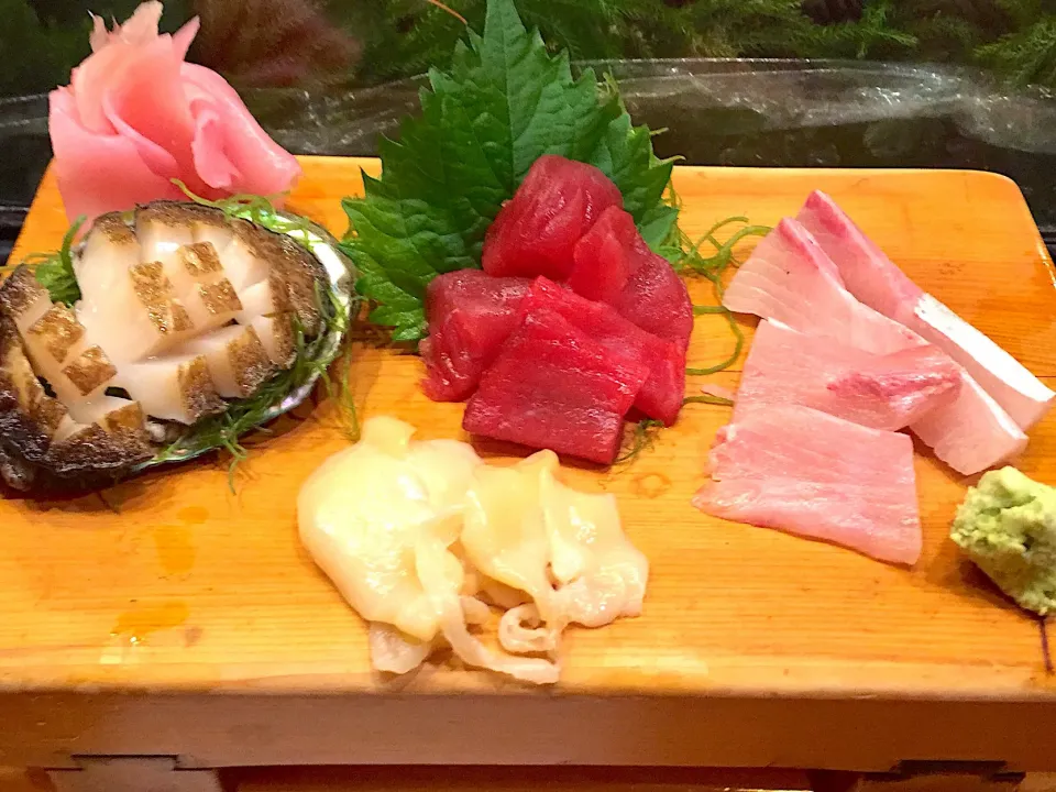 寿司屋 刺身盛り合わせ
アワビ マグロ赤身 カンパチ アオヤギ|kubosovさん