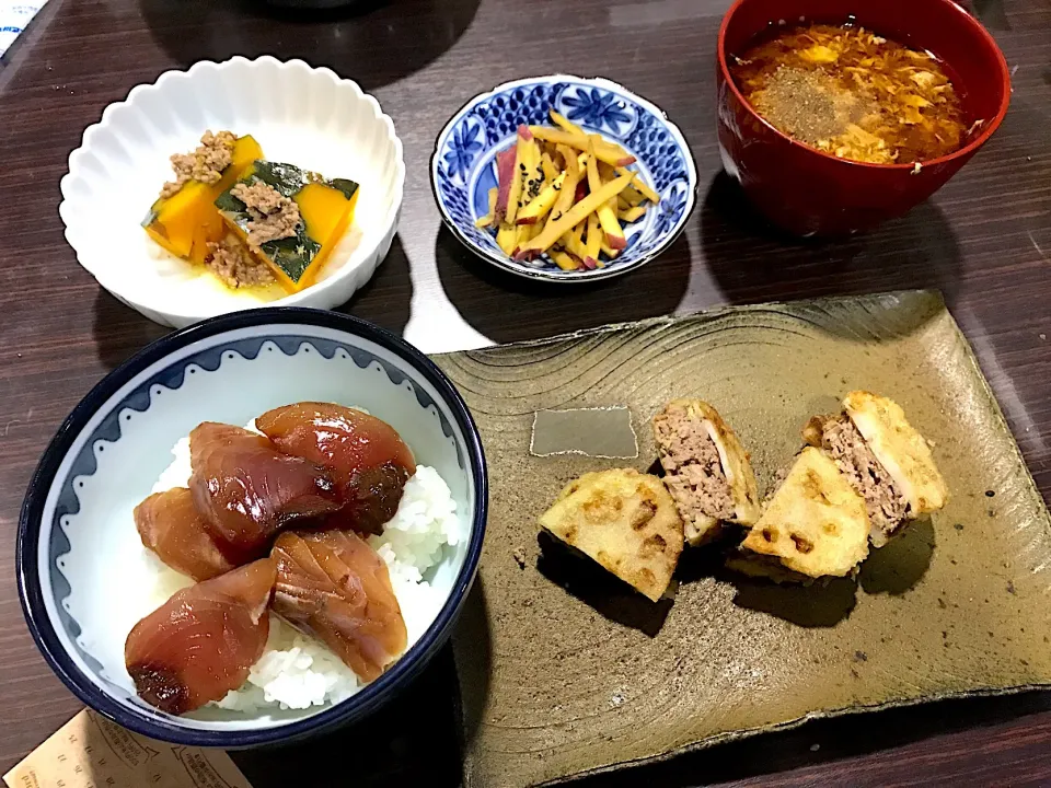 Snapdishの料理写真:#そうくん家の晩御飯  カツオの漬け丼  レンコンはさみ揚げ   鳴門金時のキンピラ  カボチャのソボロ煮  玉赤出汁|キャサリンさん