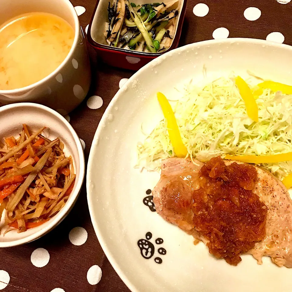 トンテキ♡ごぼうと人参のしりしり♡れんこんのバルサミコ和え♡豆腐のお味噌汁♡|まゆかさん