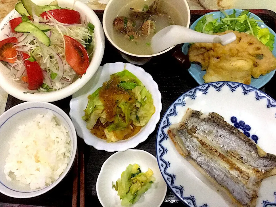 Snapdishの料理写真:今夜の夕食です。太刀魚の開き塩焼き、レンコンとイカの天ぷら、麻婆春雨、浅蜊のスープ、サラダ、お漬物、御飯少々です。|詳智　片山さん