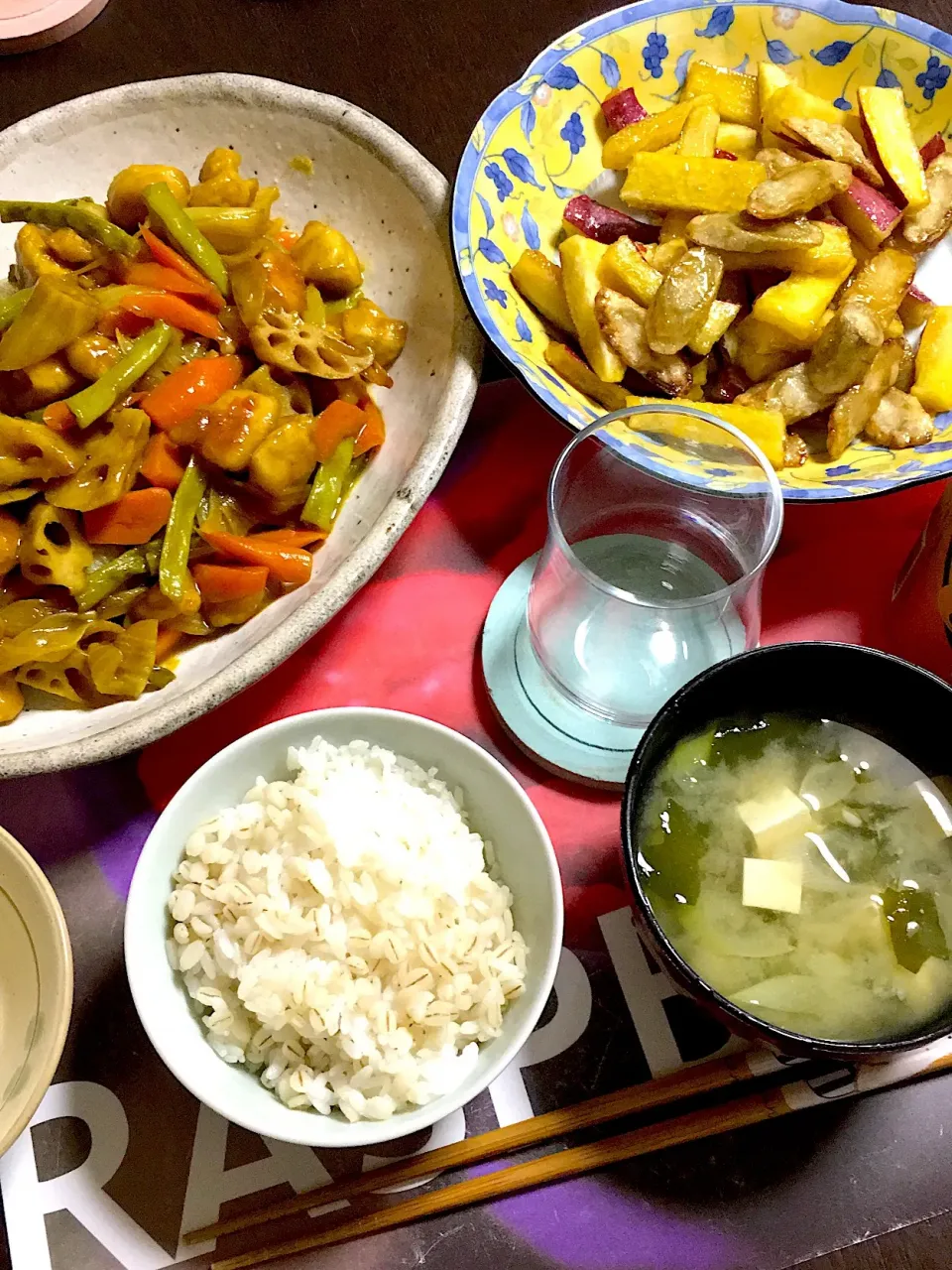 レンコンとササミ肉のカレー炒め、ゴボウとサツマイモの揚げ甘タレ絡め、味噌汁(白ネギ、豆腐、ワカメ)今夜は呑むおつまみメニュー（笑）|ライムさん