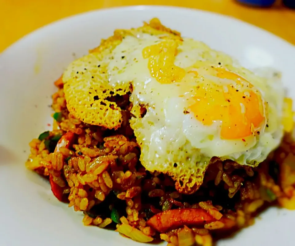 目玉焼きのせてカレーチャーハン|cookingパパ五郎さん