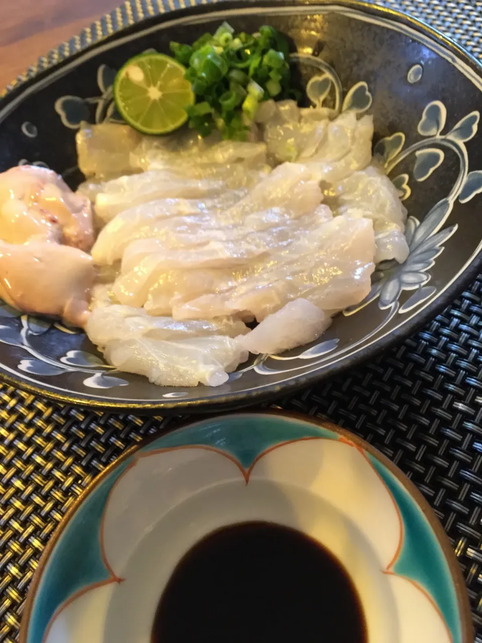 Snapdishの料理写真:filefish sashimi self-cooked

雨の中、カワハギにチャレンジ。本日、新しくボキャブラリーに加わった釣り用語「キモパン」。気持ち悪い柄やキモいのがはいたパンツではなく、11月のハイシーズンに向け、肝がパンパンに膨らんだカワハギのことだそうです。乗船料など決してペイしないはず釣りなのですが、アタ|hideさん