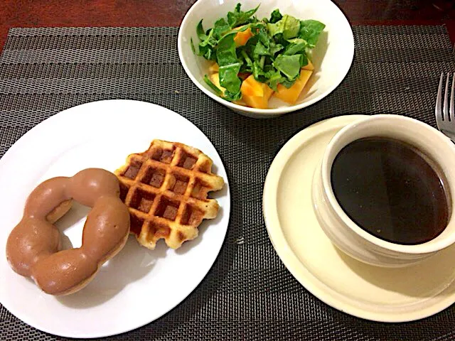 ドーナツ、ワッフル、柿、ルッコラ、アーモンド、コーヒー#breakfast 
#dayoff #waffle #donut #fruitsalad #coffee|aiさん