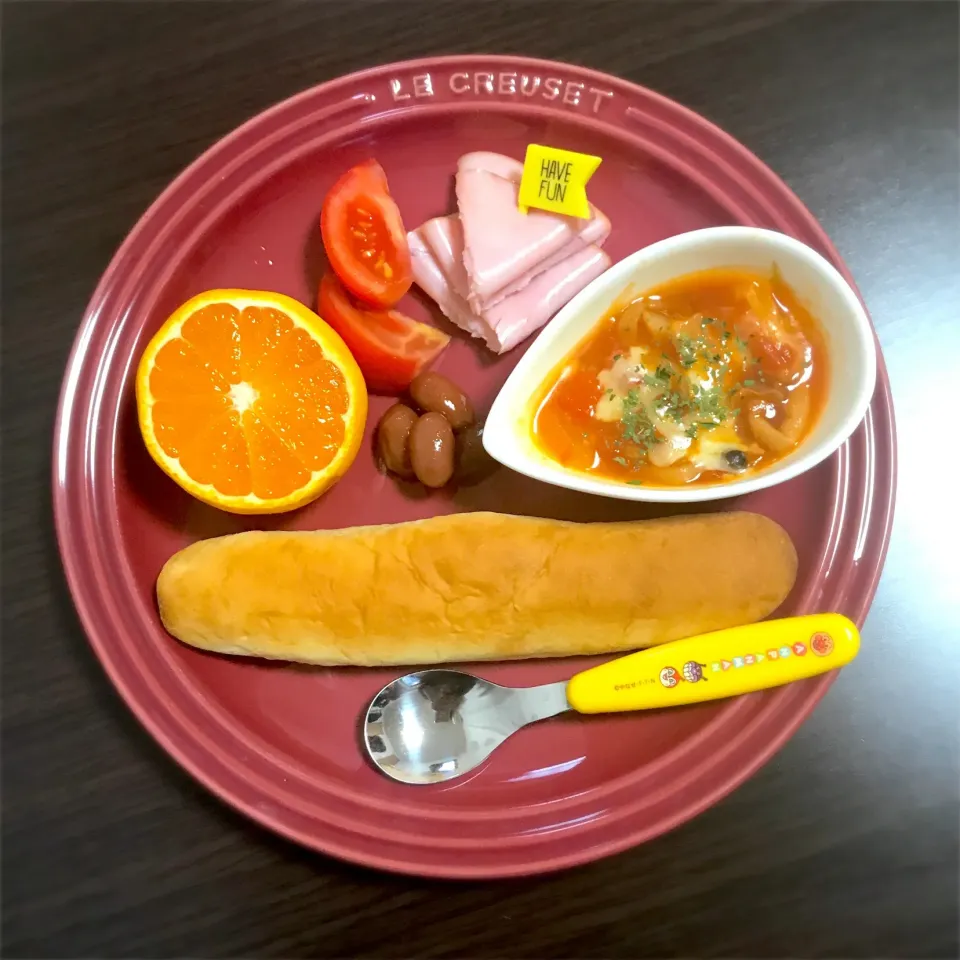 10/22❁息子 朝ごはん☀️
バタースナックパン🥖
ハム
ミネストローネ
トマト🍅
金時豆
みかん🍊|つんさん