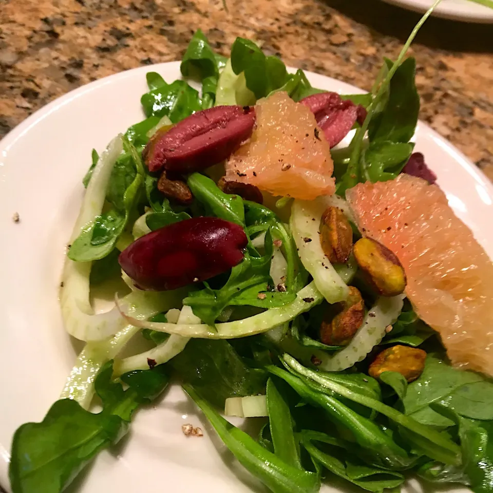 Arugula, fennel, kalmata olives, pistachios, tosssed  with citrus vinaigrette.|emilyDeSantoさん