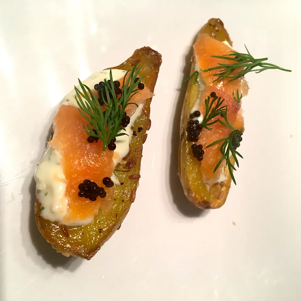 Cumin-roasted fingerling potatoes, topped with cream fresh, dill, preserved lemons, smoked salmon and caviar.|emilyDeSantoさん