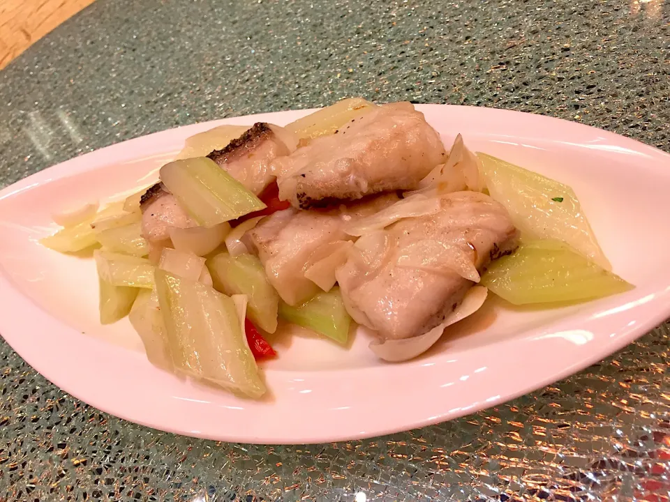 Snapdishの料理写真:Sautéed sliced garoupa with lily bulb & celery|Sky Blueさん