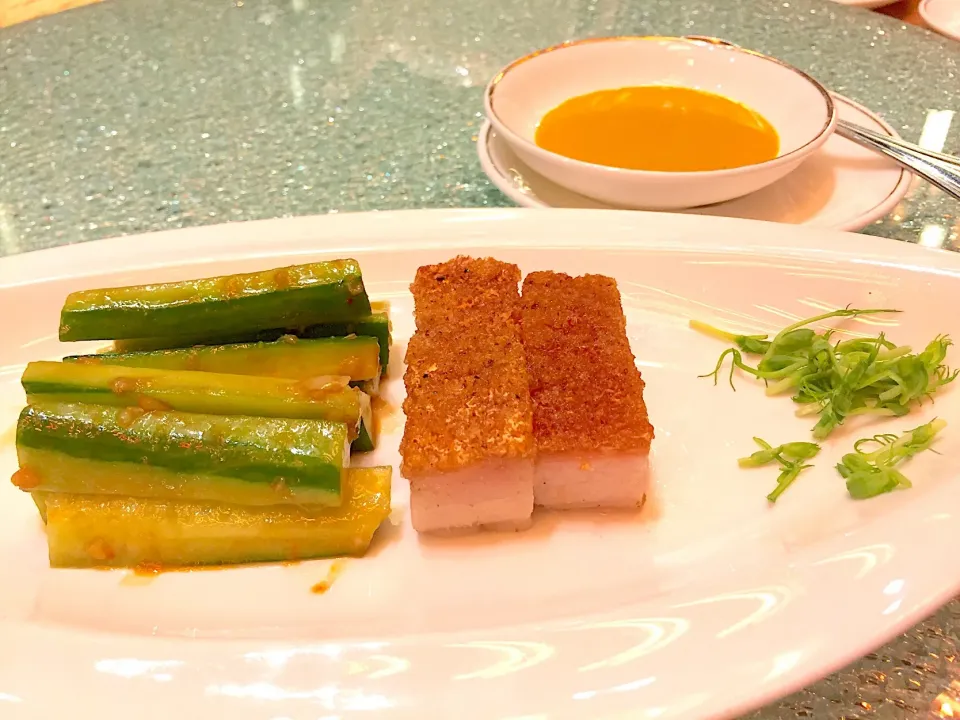 Barbecued pork belly & marinated cucumber with garlic|Sky Blueさん