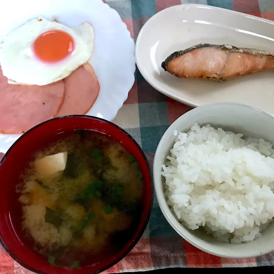 Snapdishの料理写真:焼き鮭、目玉焼き、豆腐とわかめのお味噌汁|純さん