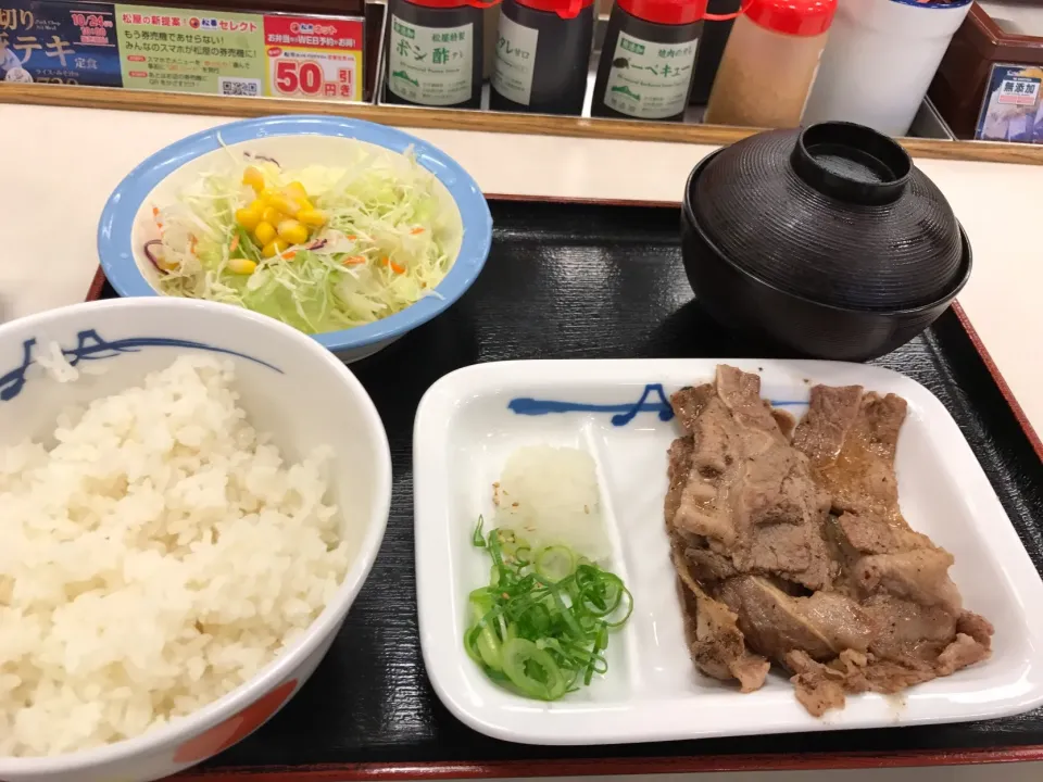 Snapdishの料理写真:牛焼肉定食|手品先輩さん