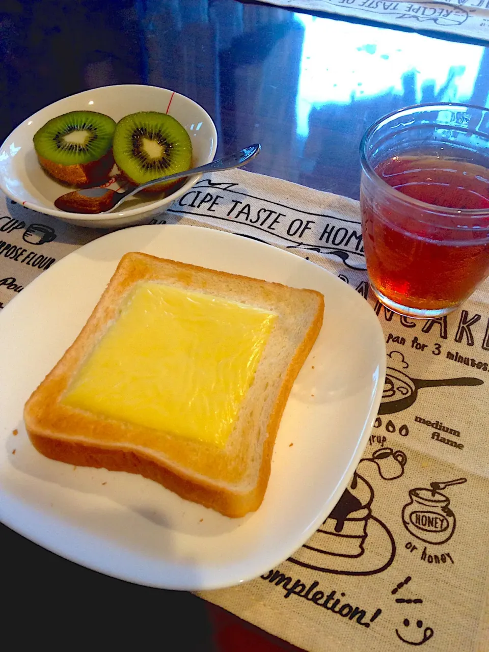 チーズトースト🍞
キウイフルーツ🥝
アイスティー🍹|りりこさん