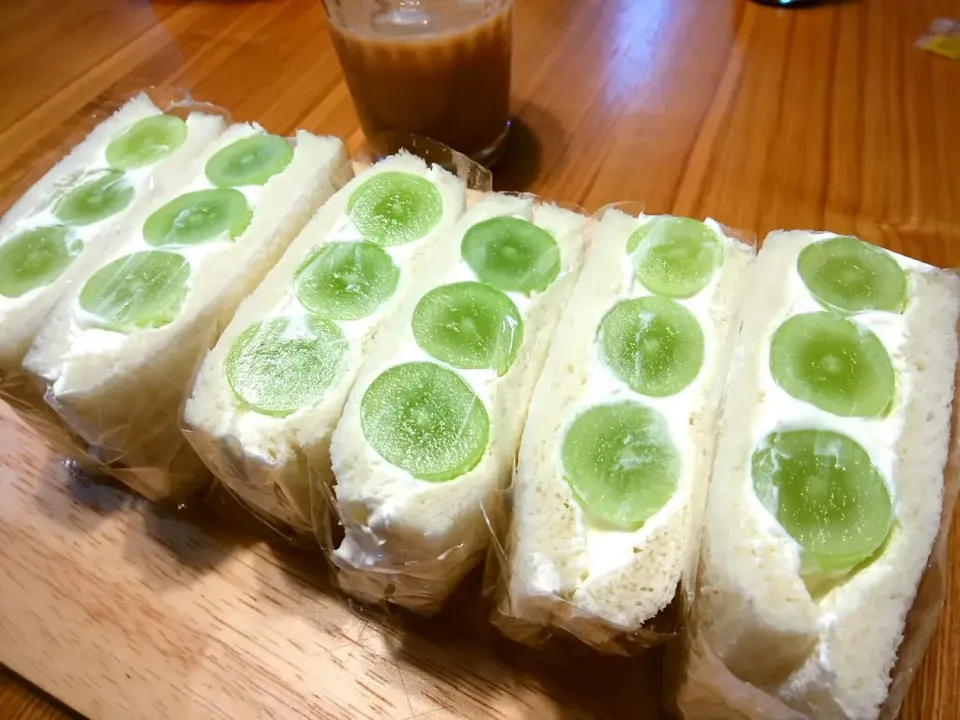 Snapdishの料理写真:フルーツ🍇サンドウィッチ🍞
シャインマスカットサンド✨|pigmegさん