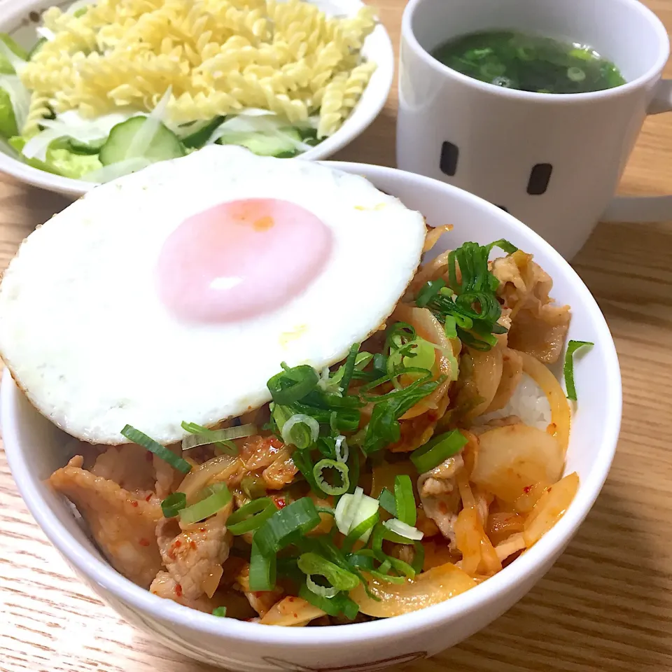 旦那さんが出張中につき、1人豚キムチ丼☺︎|むさけんさん