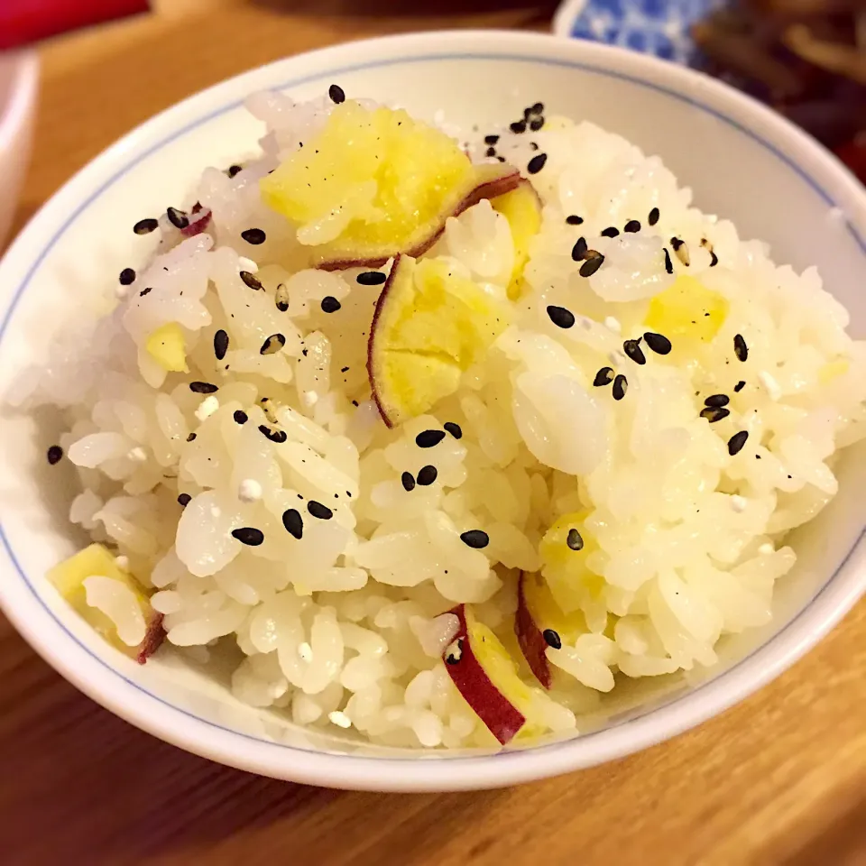 Snapdishの料理写真:さつまいもの炊き込みご飯🍠|ももさん