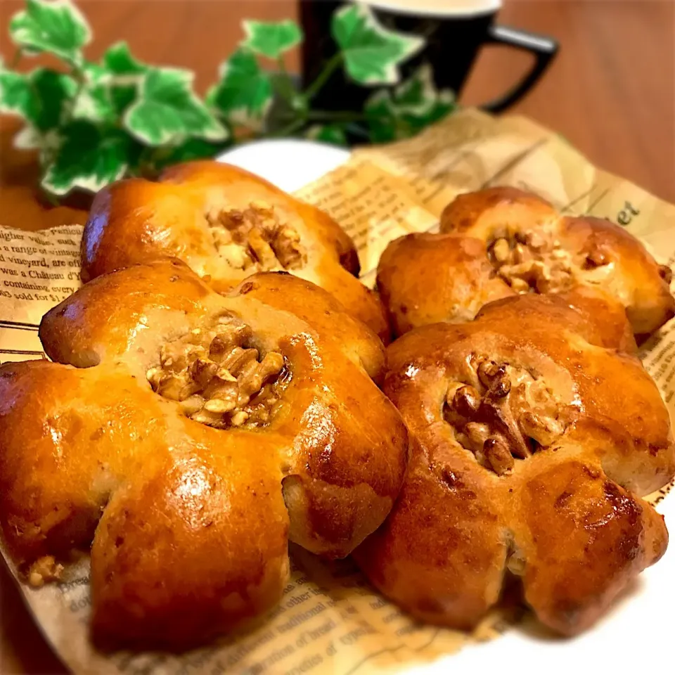 胡桃パンとモーニングコーヒーで幸せ朝ご飯☕️🥐|ららさん