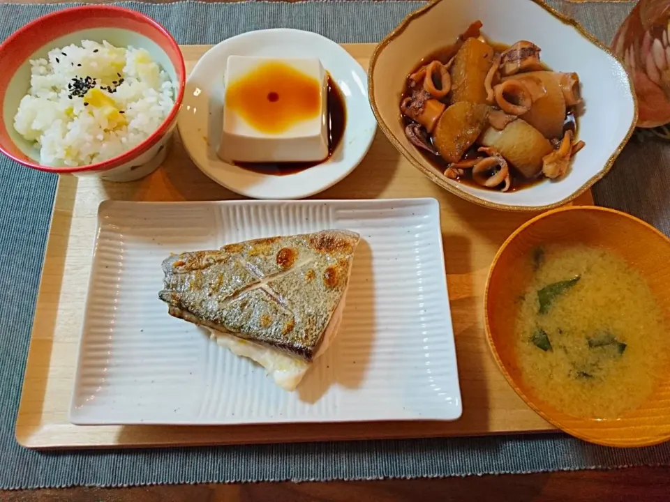 Snapdishの料理写真:イサキの塩焼き、イカ大根、胡麻豆腐、味噌汁、さつまいもご飯|おむすびさん