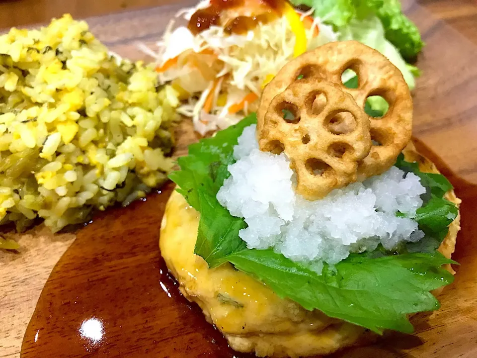 豆腐ハンバーグ&高菜ピラフの
ワンプレート晩ご飯😋🎵|みほままこさん