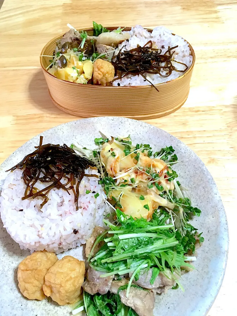 昨日の自分お弁当と旦那さんプレート‼️
豚ロース塩麹漬けと水菜の炒め物
ジャガイモとしめじのチーズグラタン
一口お豆腐ナゲット
しそ昆布
ごはん|さくたえさん