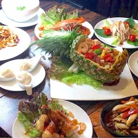 中華料理とタイのパイナップル炒飯
อาหารจีนและอาหารไทย ข้าวผัดสัปปะรด|Sunton Suphasornさん