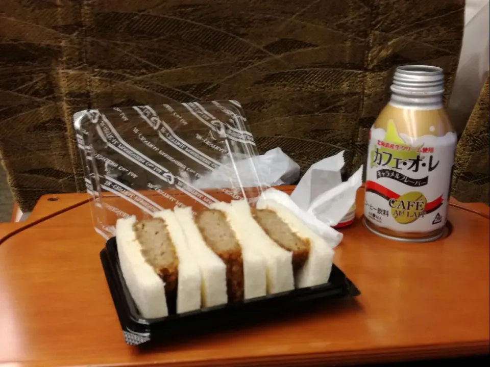 Snapdishの料理写真:さくら541で朝食🚄 
 #メンチカツサンド|Kojiさん