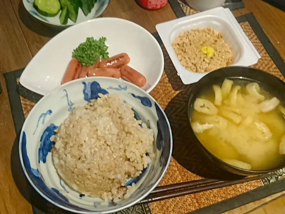 ポークビッツ&ひきわり納豆&しめじの味噌汁|まぐろさん