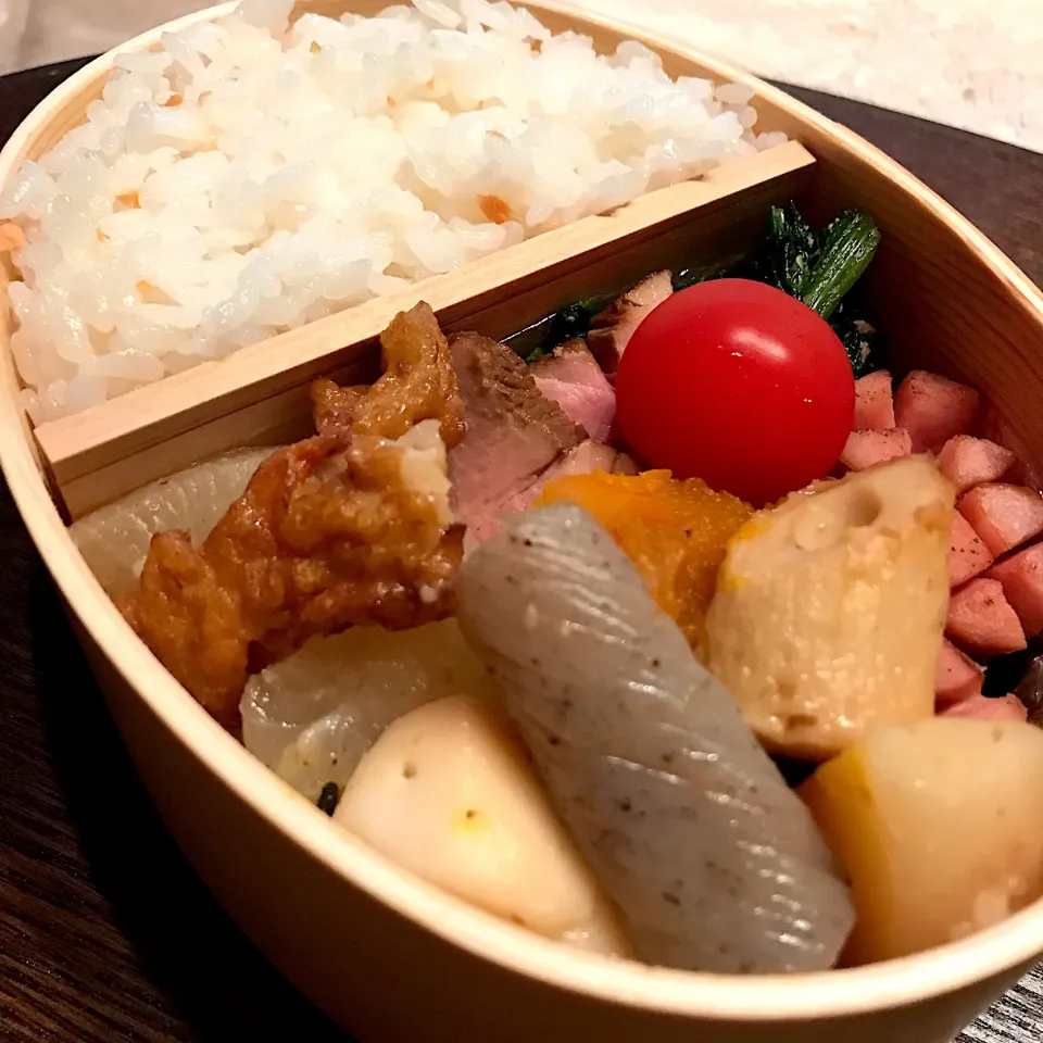 今日のお弁当🍱
台風🌀の影響で
電車🚃は運転見合せ中(・・;)
お弁当🍱どこで食べることになるのかなぁ。。。
今週も1週間頑張りましょう٩(^‿^)۶|mokoさん