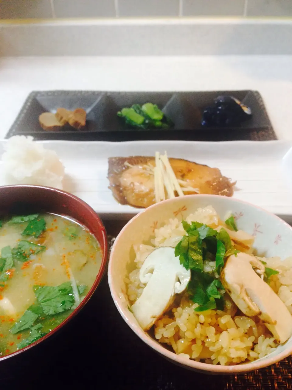 Snapdishの料理写真:今日の朝ごはん/松茸御飯＆ブリの照り焼き＆ナメコとほうれん草とお豆腐のお味噌汁＆お新香3種盛り(いぶりがっこ、野沢菜、茄子の麹漬け)
#RIKAちゃんcooking #美容 #健康 #節約 #簡単 #1日1食ガッツリ晩御飯 #美味しく食べられる事に感謝|BabyRIKAさん