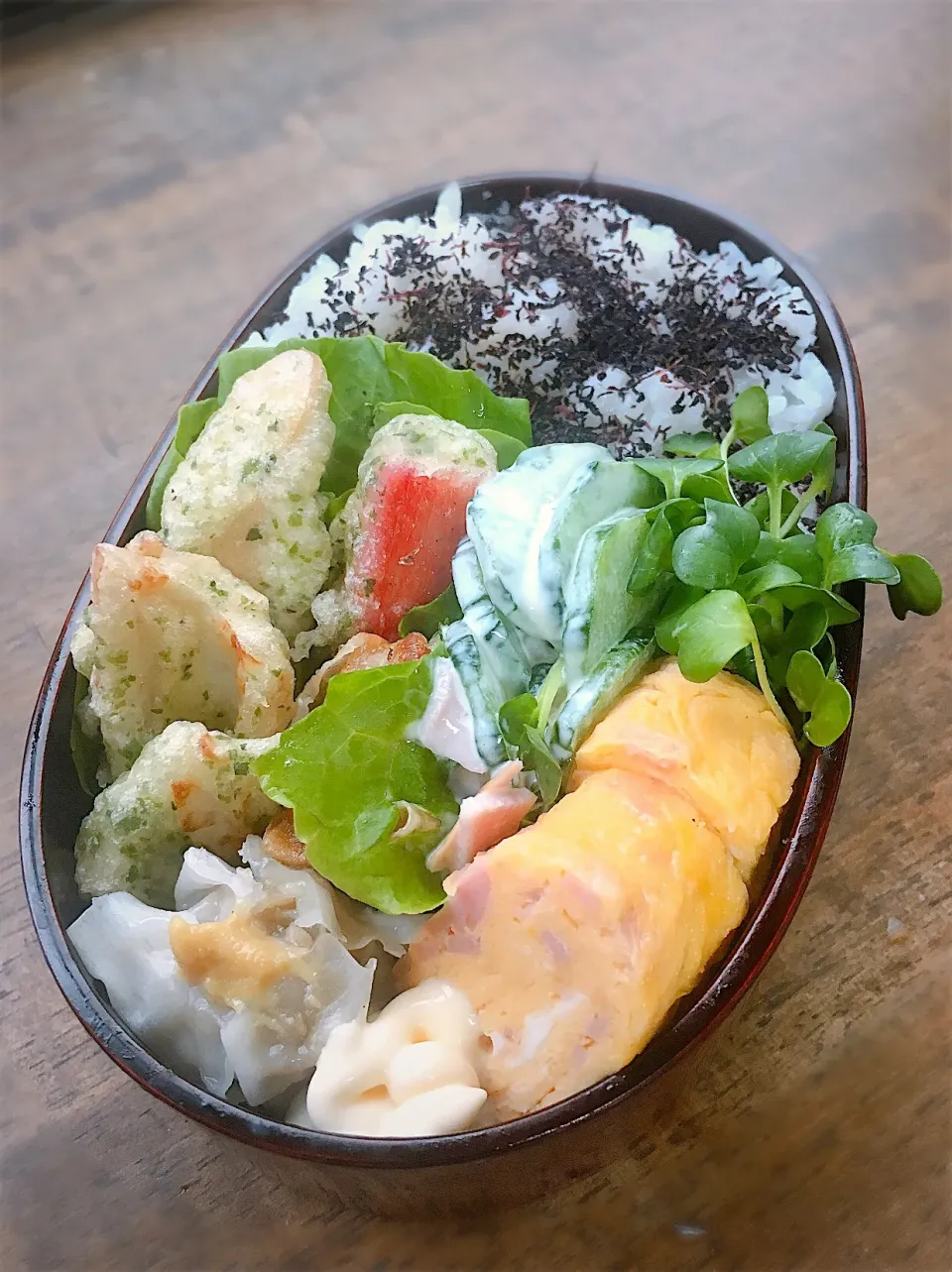 今日のお弁当
・ハム入り卵焼き
・竹輪  カニカマ  ギョニソの磯辺揚げ
・焼売二種
・胡瓜とハムのサラダ|akiさん