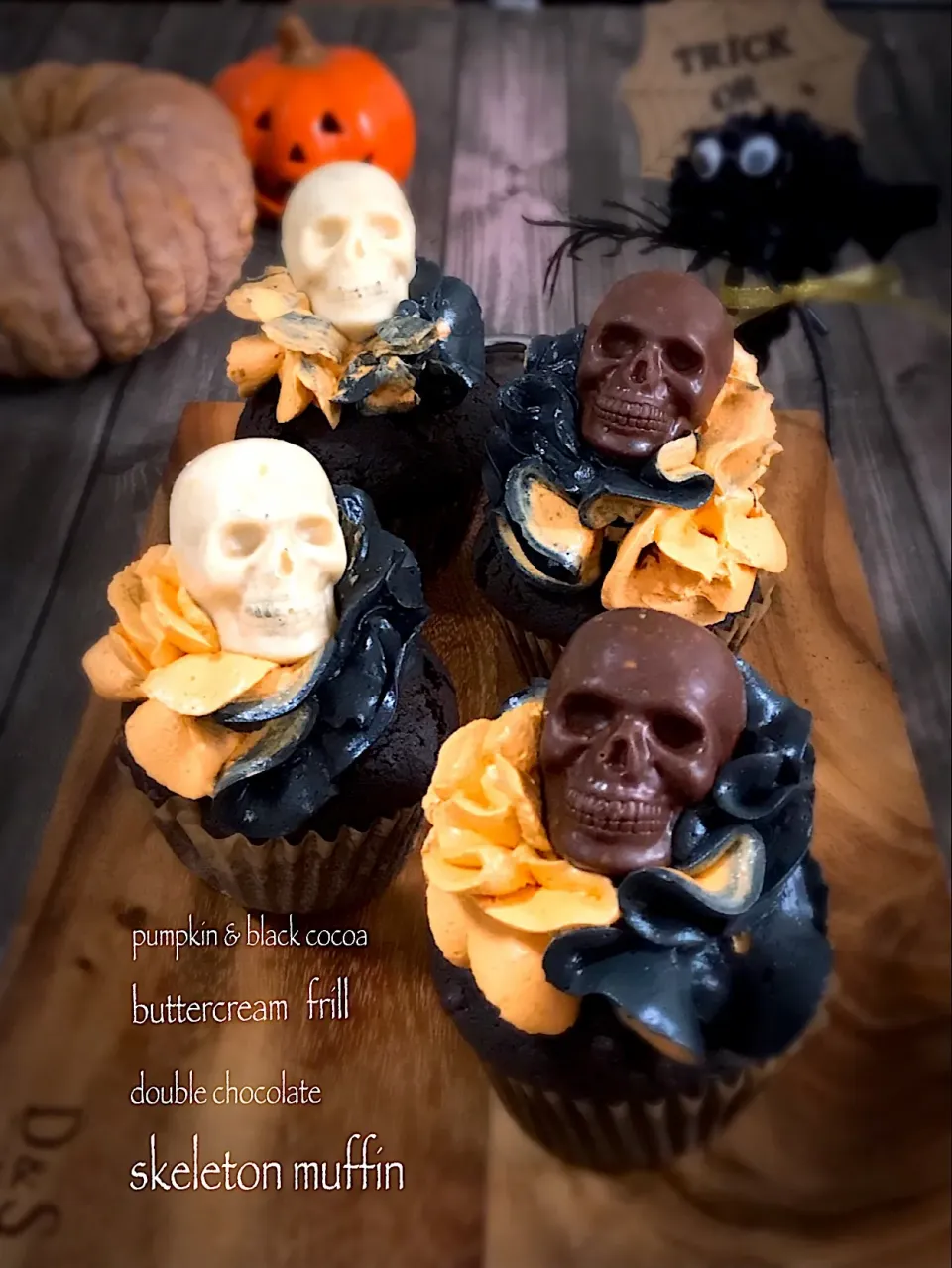 Snapdishの料理写真:Halloween！ 濃厚ダブルチョコマフィンにカボチャとチョコのフリルバタークリーム♡スカルチョコをのせて💀|みーちゃん(*´∀`)♪さん