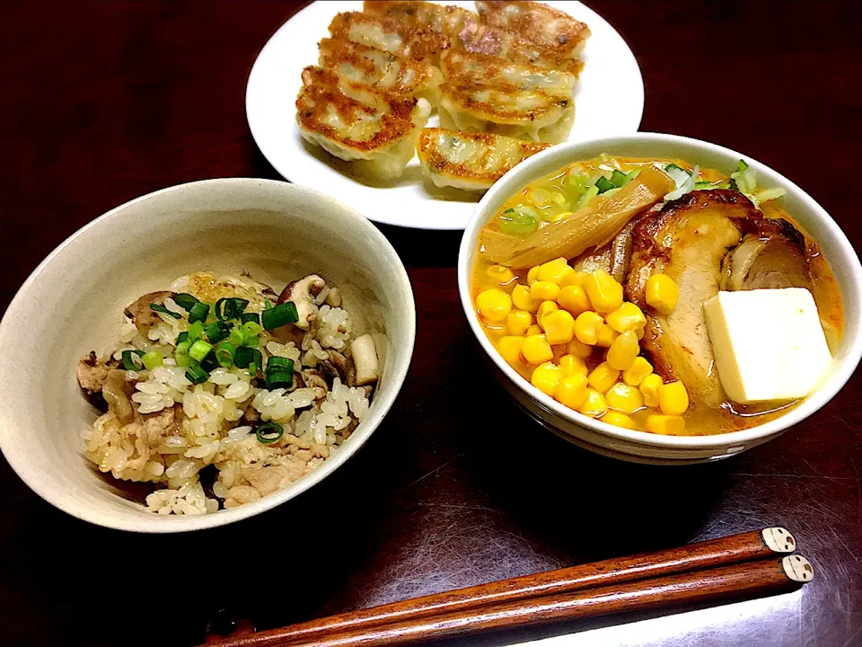 Snapdishの料理写真:きのこの炊き込みご飯&味噌バターラーメン&宇都宮餃子❤ランチ|kikuさん