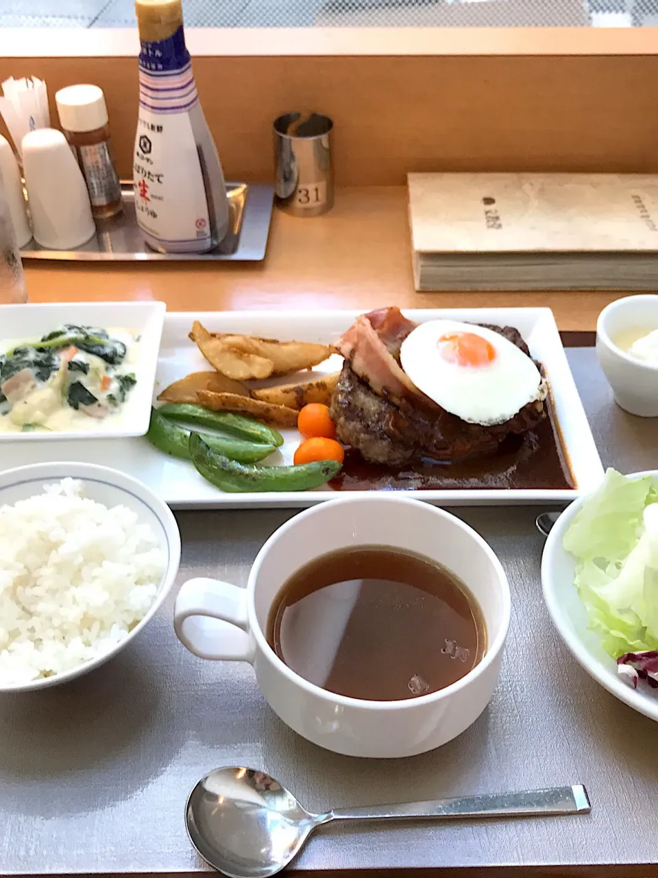 ビーフハンバーグステーキ ベーコン&フライエッグ|山内博之さん