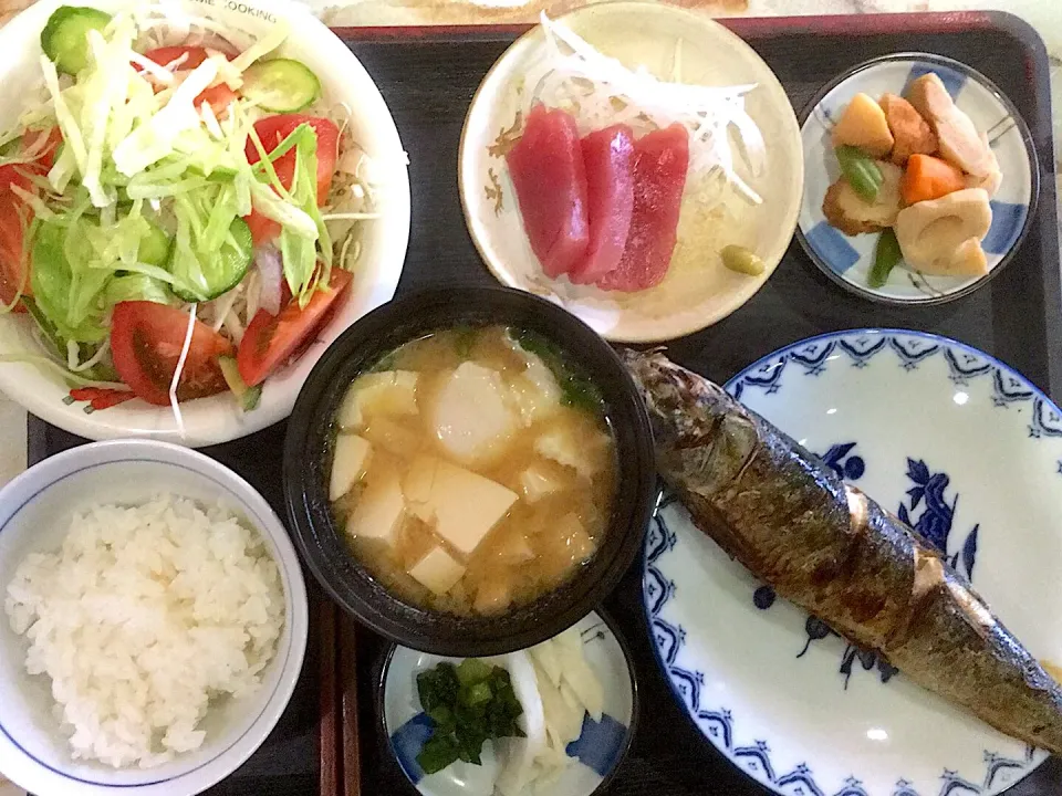 本日の昼食です。鰯の塩焼き、マグロ刺身、筑前煮、卵の味噌汁、お漬物、サラダ、御飯少々です。|詳智　片山さん