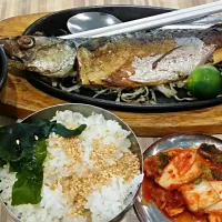 Pan-fried Saba Mackerel Fish & a lime to cool its 'heat' & remove some oil, white rice with white sesame seeds, seaweed soup which I have placed the seaweed on |tracyさん