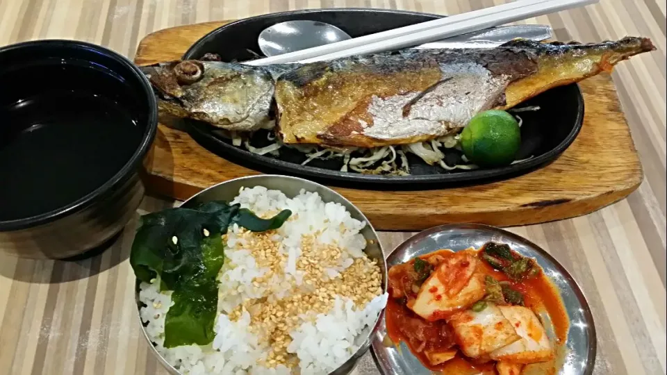 Pan-fried Saba Mackerel Fish & a lime to cool its 'heat' & remove some oil, white rice with white sesame seeds, seaweed soup which I have placed the seaweed on |tracyさん