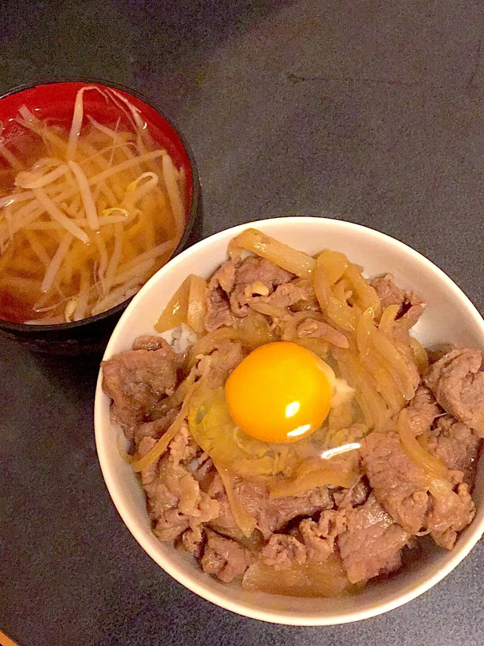 Snapdishの料理写真:牛丼 & もやしのお味噌汁|ぺろたんさん