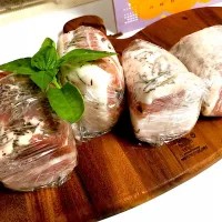 パンチェッタ

地元産の豚バラ肉のブロックが手に入ったので、パンチェッタ作りました。塩には凝った方が良いとの事でしたので、ヒマラヤ岩塩を使いました。|ミムラさん