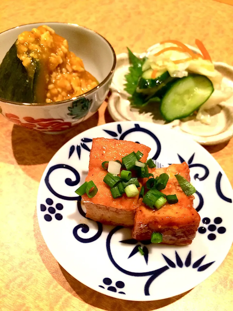 お通し
カボチャの煮物 鶏ひき肉餡かけ
厚揚げのコチュジャン炒め
キャベツとキュウリと人参の浅漬け|Hitoさん