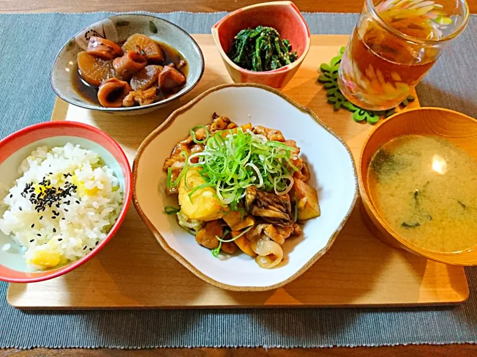 さつまいもと舞茸と豚肉の中華炒め、ほうれん草のごま和え、イカ大根、味噌汁、さつまいもご飯|おむすびさん