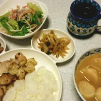 Snapdishの料理写真:かぶとこんにゃくと鶏の煮物
コンビニ焼き鳥
ごはん
コンビニ野菜サラダ
セロリのきんぴら
玉ねぎの味噌汁withお麩|あまねさん