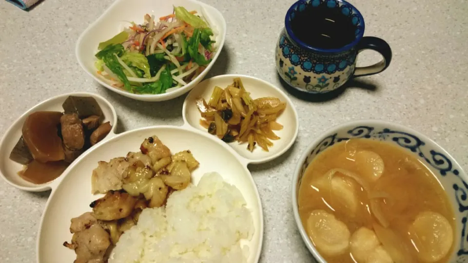 かぶとこんにゃくと鶏の煮物
コンビニ焼き鳥
ごはん
コンビニ野菜サラダ
セロリのきんぴら
玉ねぎの味噌汁withお麩|あまねさん