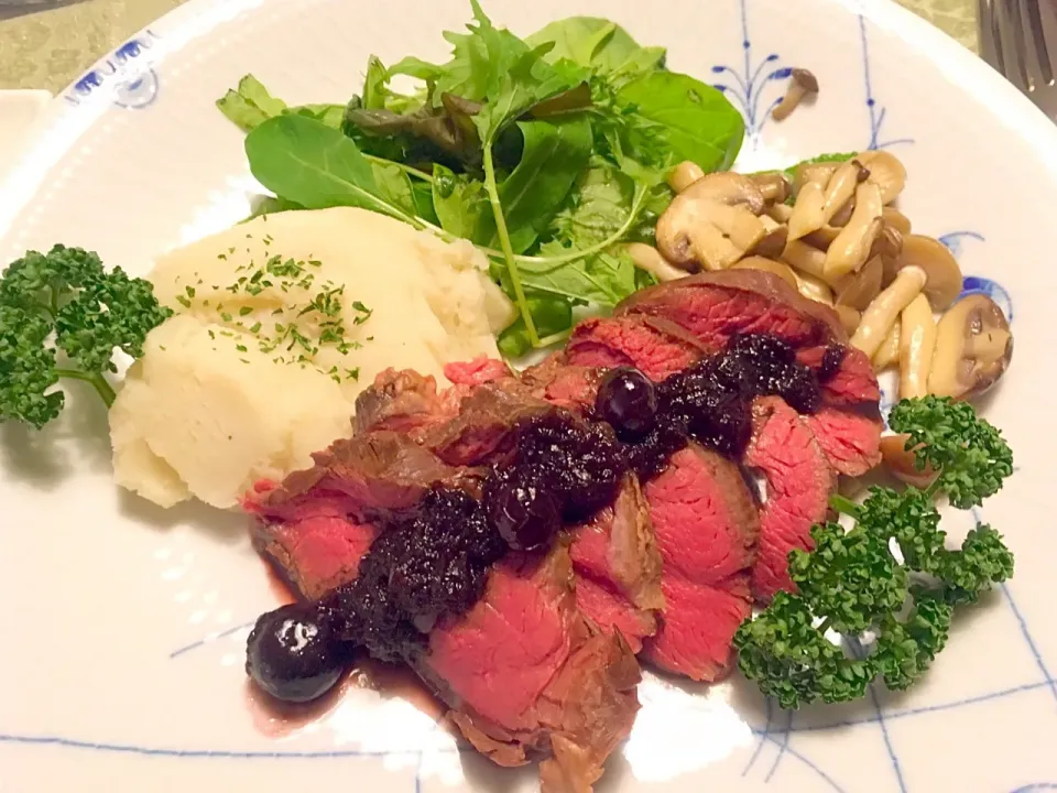 Snapdishの料理写真:鹿肉のローストバルサミコソース
#鹿肉 #ロースト #バルサミコソース|Mamiko Nakayamaさん